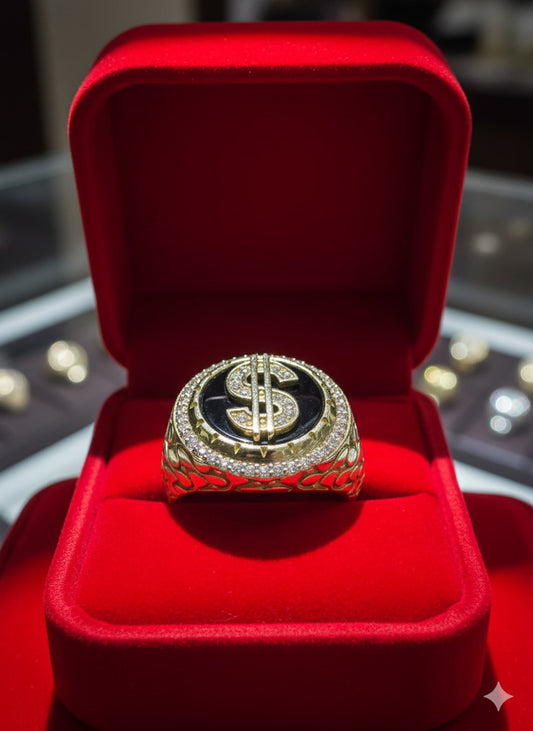 Lujosa sortija de Oro 10K. Diseño exclusivo con detalles de alta joyería. Perfecta para un estilo audaz y glamuroso. Descúbrela en ideljewelry.com