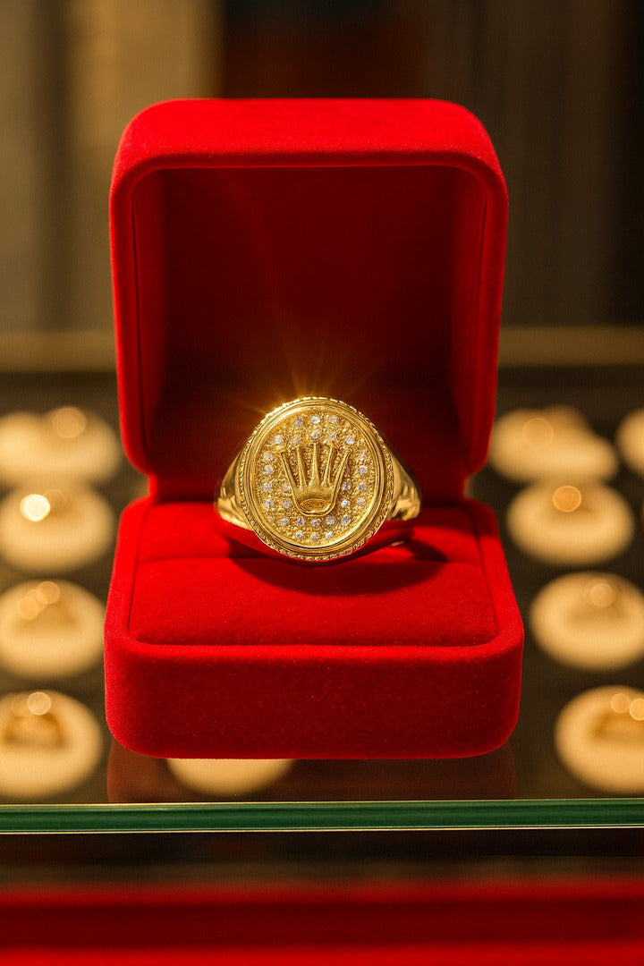 Sortija espectacular de Oro 10K en talla 12”. Una pieza statement que combina lujo y detalle. Eleva tu look al instante. Calidad premium en ideljewelry.com