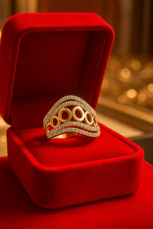 Anillo Clásico de Oro 10K - Detalle Fino Talla 7” - Anillo de Oro 10K elegante y versátil en talla 7”. El accesorio perfecto con un detalle fino y lujoso. Ideal para uso diario o apilado. Compra en ideljewelry.com