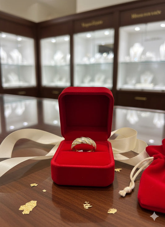 Anillo de Oro 10K de estilo moderno en talla 8.5”. Un lujo discreto con un detalle que marca la diferencia. Calidad que se siente. Encuentra tu talla en ideljewelry.com