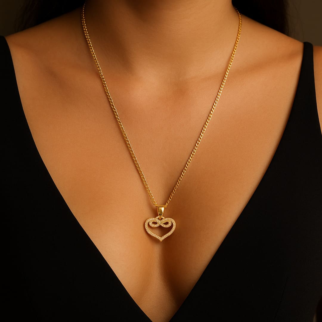 Primer plano de modelo latina con vestido negro luciendo la Cadena Corte Brillo de Oro 10K y el Dije de Corazón Infinito con diamantes, destacando el brillo de la joya en el cuello.