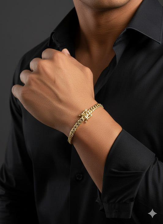 Lujosa Manilla Cuban Link en Oro 10K de 4mm. 7.5 pulgadas de sofisticación. El complemento perfecto de tu cadena.