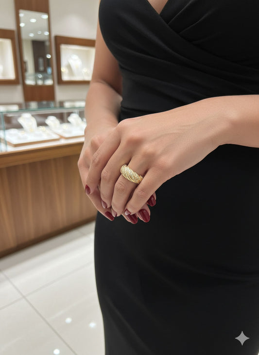 Anillo de Oro 10K de estilo moderno en talla 8.5”. Un lujo discreto con un detalle que marca la diferencia. Calidad que se siente. Encuentra tu talla en ideljewelry.com