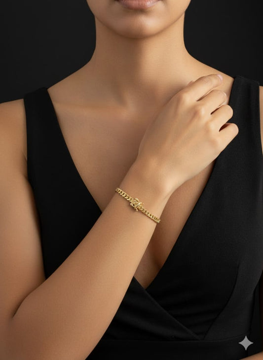 Lujosa Manilla Cuban Link en Oro 10K de 4mm. 7.5 pulgadas de sofisticación. El complemento perfecto de tu cadena.